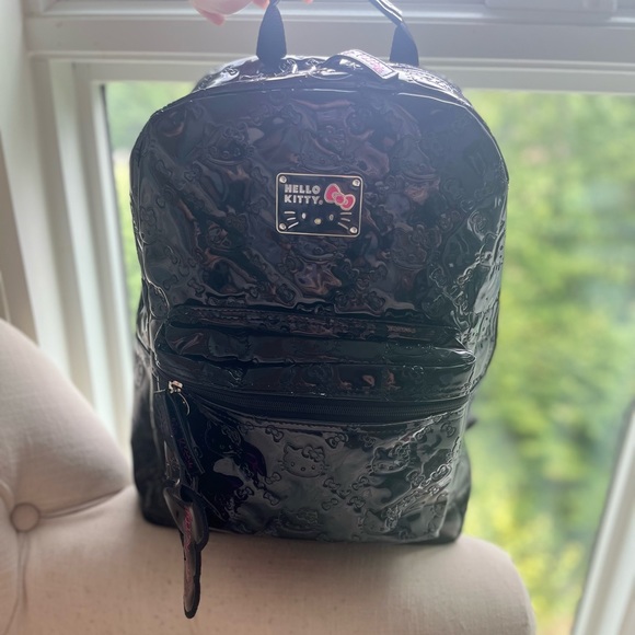 Hello Kitty Black patent leather backpack with added keychain - Picture 3 of 12